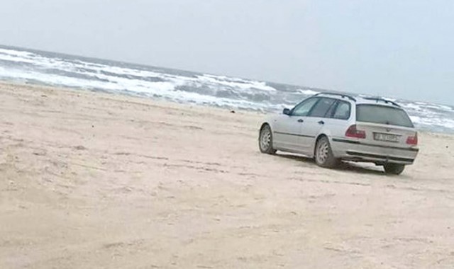 Moment ‘poetic’: A intrat cu maşina pe plajă, în Mamaia Nord! Îl aşteaptă AMENDA!