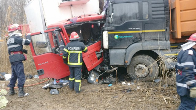 Accident teribil la Tulcea: două autocamioane au intrat în coliziune