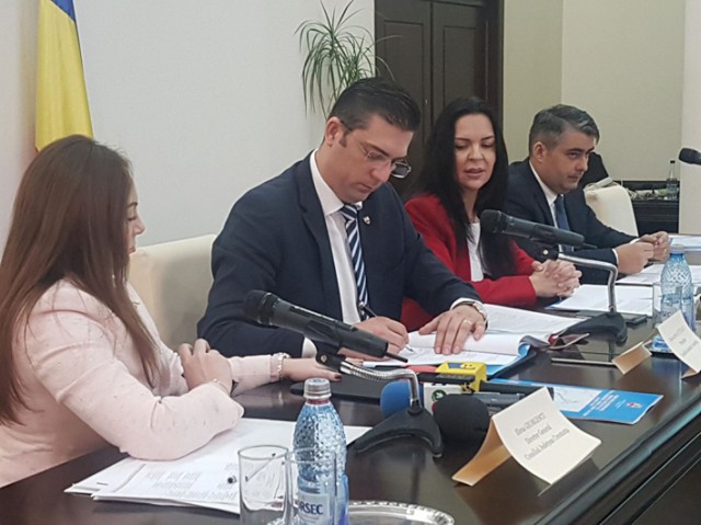 Ţuţuianu a semnat contractul de reabilitare a drumului dintre Cernavodă şi Ion Corvin
