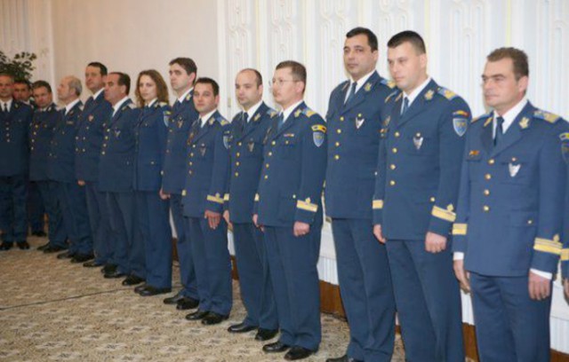 Militarii, obligaţi să poarte uniforma de oraş în drumul spre serviciu