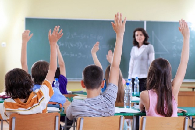Profesorii acuză bătaia de joc: bani mai puțini pentru dascăli bolnavi de cancer și pentru cei aflați în concediu de creșterea copilului!