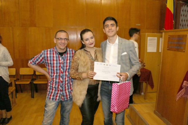 O tânără din Constanţa, absolventă a Colegiului Naţional „Mircea cel Bătrân”, recrutează interni pentru proiecte într-o reţea internaţională