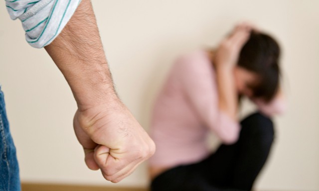 Firmele care angajează victimele ale violenței domestice vor primi bani de la stat