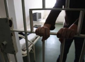 Spargeri pe bandă rulantă: hoţul care l-a jefuit pe senatorul Moga, condamnat din nou! Până şi poliţiştii s-au săturat de figura lui
