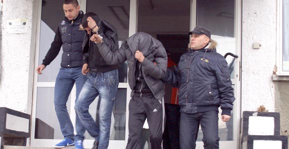 PERCHEZIȚII. Polițiștii au reținut trei indivizi care SPARGEAU LOCUINȚE în Constanța