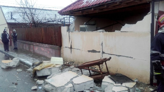 Explozie urmată de incendiu, la o adresă din Constanţa. FOTO ȘI VIDEO exclusiv