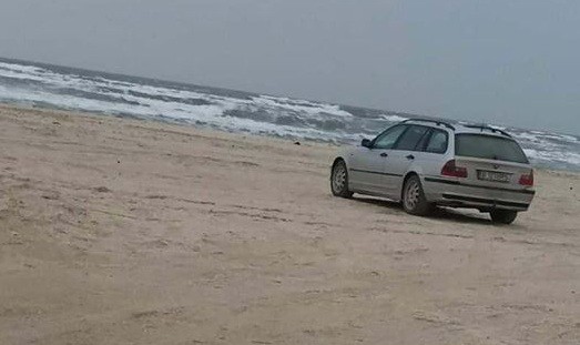 Moment “romantic”: A intrat cu maşina pe plajă, în Mamaia Nord!