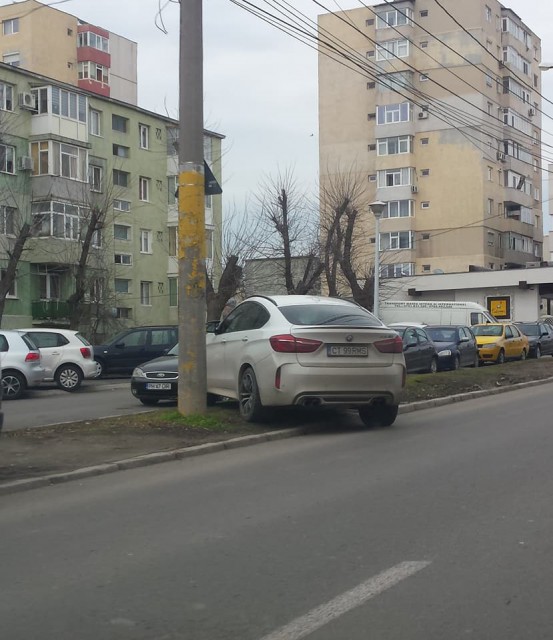 Parcare de tot râsul! Iată unde şi-a lăsat BMW-ul un şofer din Constanţa