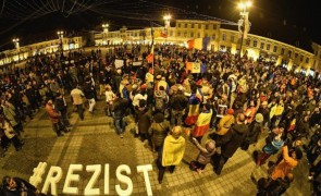 S-a dat startul PROTESTELOR: Lumea a ieşit în stradă în oraşul lui Klaus Iohannis
