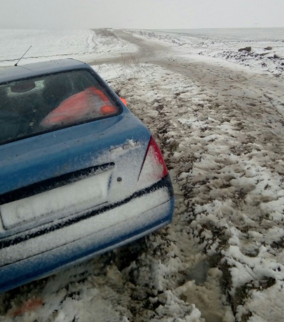 VIDEO Rătăciţi în câmp, din cauza zăpezii! Au fost salvaţi de pompieri