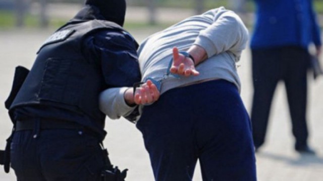 Bărbat, de 19 ani, CERCETAT pentru furt din casa SURORII sale