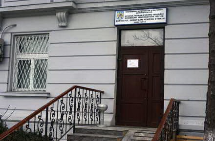 Străinii care vor să muncească în continuare în România, condiţionaţi de unele modificări legislative