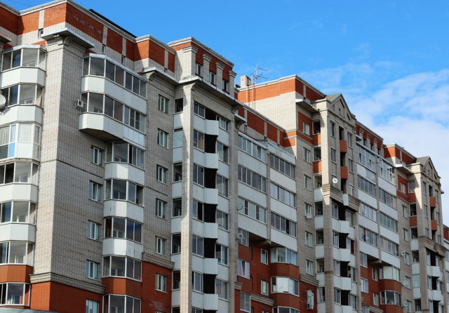 Raport: 25% dintre românii aflaţi într-o relaţie s-au mutat cu părinţii din cauza situaţiei financiare