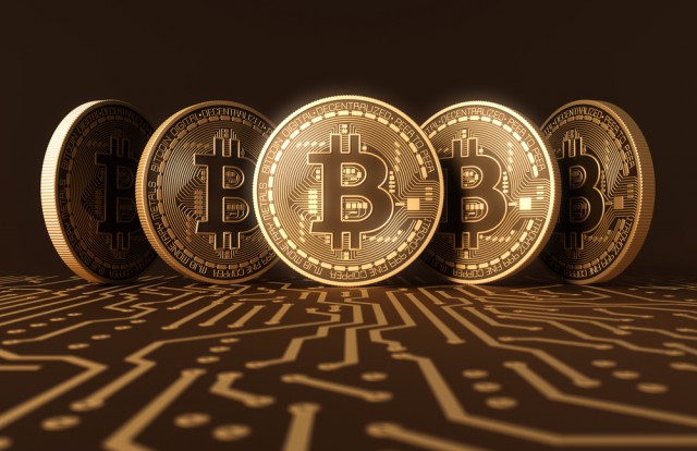 Isărescu: Constatăm o revenire pe pământ a valorii Bitcoin şi am considerat că este bine să mai atenţionăm o dată publicul