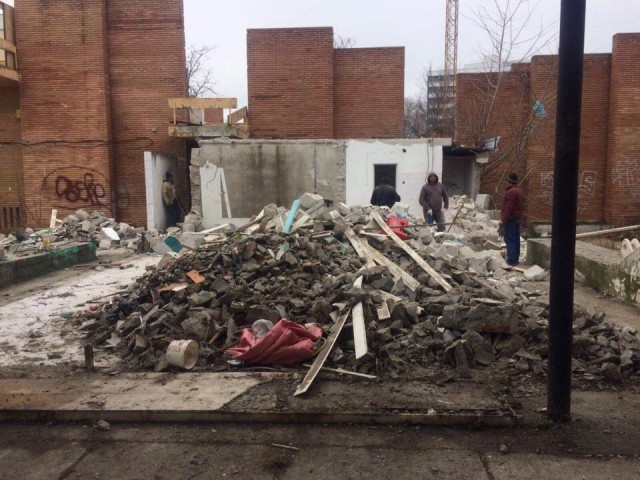 Curăţenie în zona Teatrului de Vară din Mamaia: se demolează cocioabele abandonate!