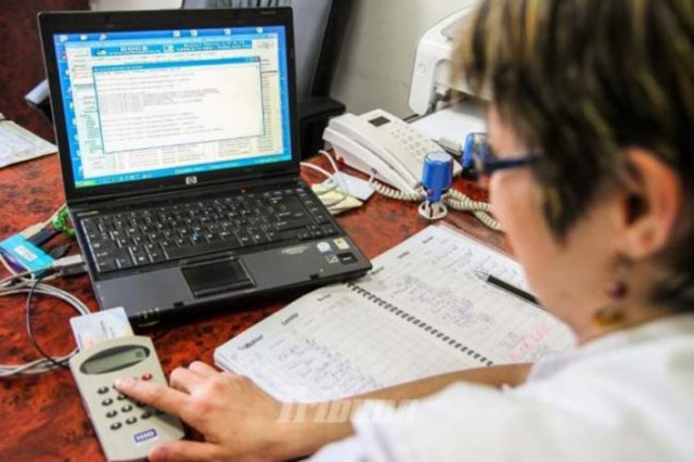 Supărarea medicilor din privat: de ce sunt obligați să încheie contracte cu CNAS?