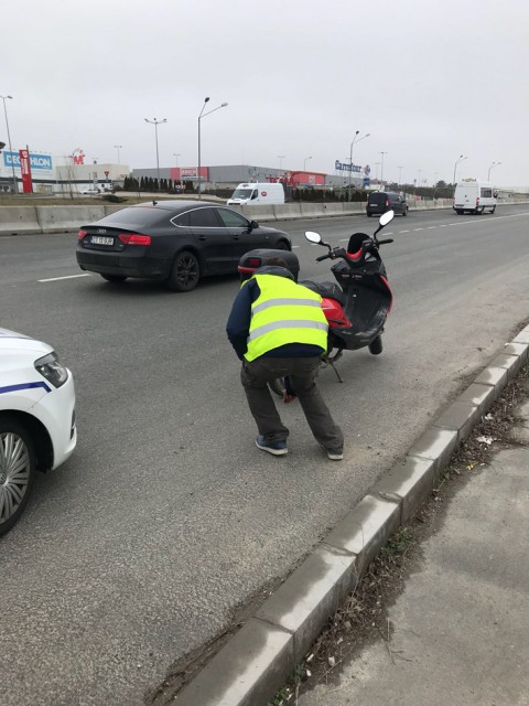 Voia să meargă acasă pe un scuter... fără permis! Poliţia Locală l-a tras pe dreapta