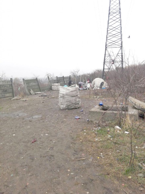 Poliţia Locală şi Polaris curăţă JEGUL lăsat în urmă de scormonitorii din gunoaie