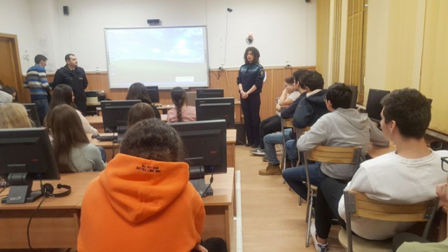 Acţiuni preventive ale poliţiştilor în şcolile din Constanţa