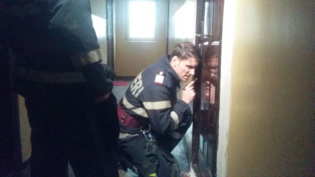 Deblocare de ușă la Mihai Kogălniceanu. Un bătrân a avut nevoie de ajutor!