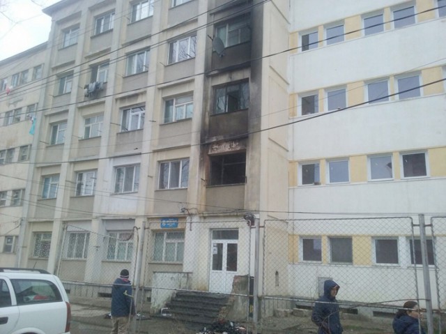 VIDEO. Incendiu la un cămin de garnizoană: un militar a ajuns la spital cu ARSURI GRAVE. A fost declanşată o anchetă!