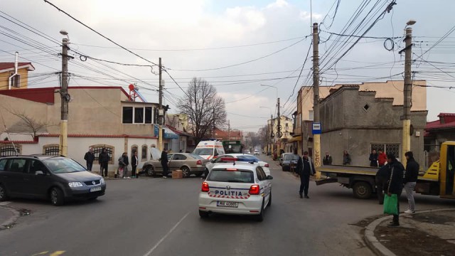 O mașină a intrat într-un gard, pe strada Baba Novac din Constanța