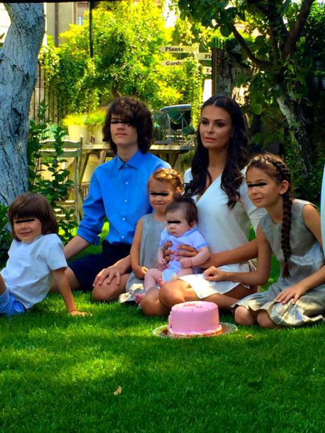 Anca Serea, gravidă în 8 luni, a plecat cu tot familionul la mare!