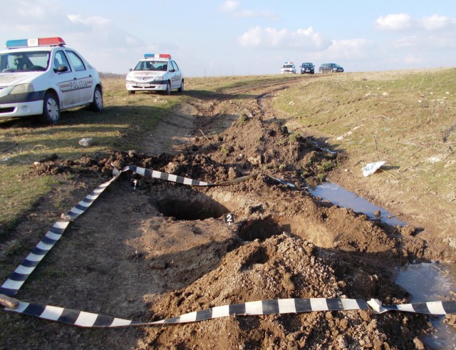 Dosar penal pentru doi bărbați din Cerchezu, după ce au scos vase de lut din Antichitate dintr-un sit arheologic
