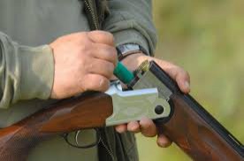 Gălățean reţinut pentru uz de armă fără drept şi braconaj cinegetic; arma era furată din Italia!
