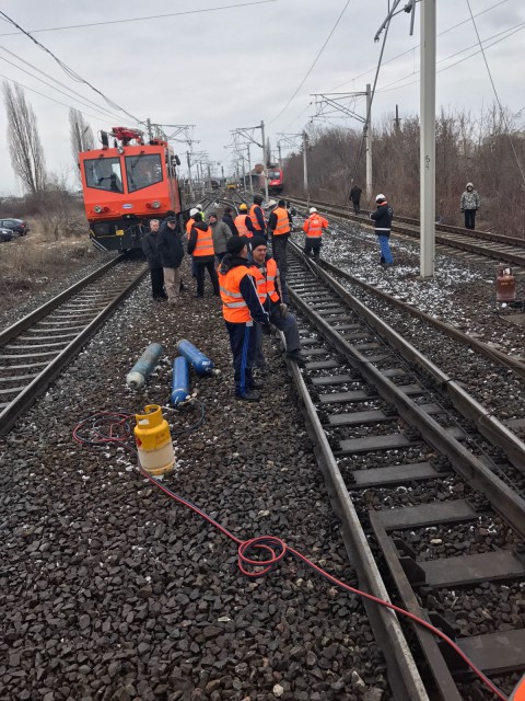 Ploieşti: Trafic feroviar blocat, după ce a căzut o pasarelă! Ce se întâmplă cu pasagerii CFR - VIDEO