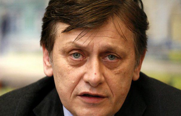 Stenograme incendiare de la DNA: Crin Antonescu s-ar fi retras în urma unui şantaj de proporții