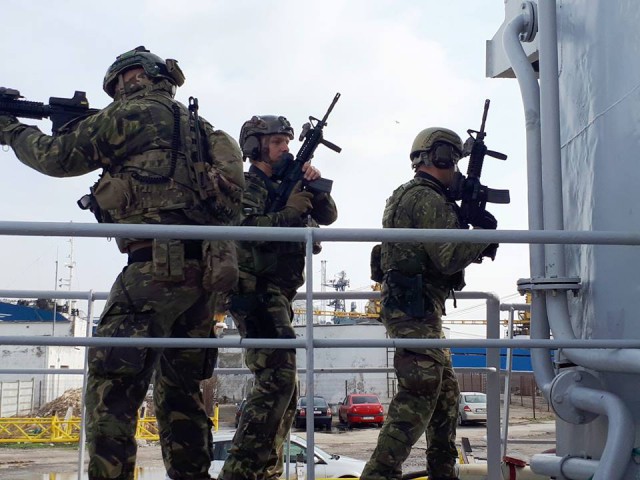 GALERIE FOTO. Polițiștii de frontieră și militarii de la Grupul Naval al Forțelor pentru Operații Speciale se antrenează împreună
