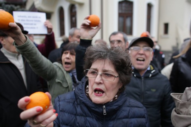 Protest cu portocale în faţa Palatului Cotroceni