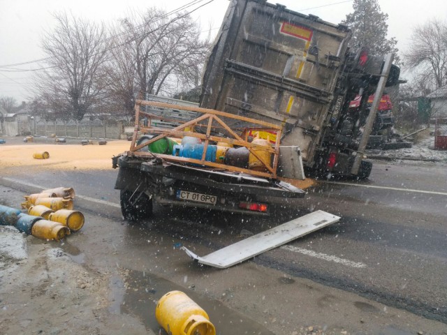 TIR răsturnat peste o mașină plină cu BUTELII, la Constanța