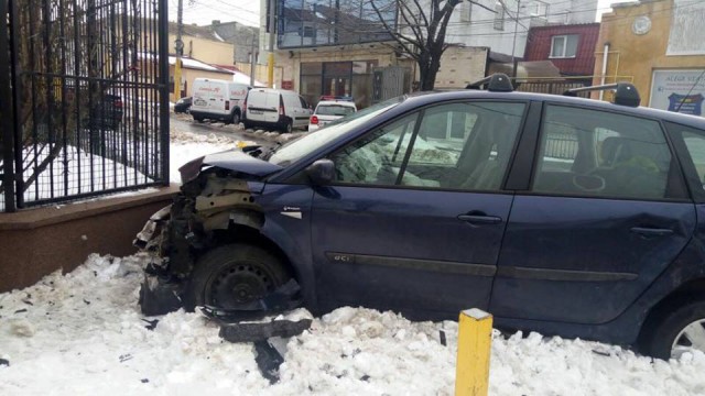 Accident rutier în Constanța: a intrat cu mașina în gard!