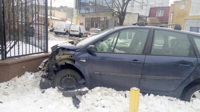 A intrat cu maşina în gard: două persoane au fost rănite!