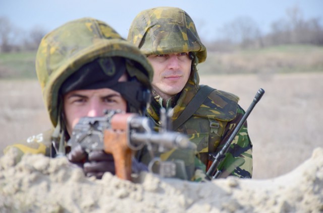 Infanteriștii marinari români și americani iau cu asalt plaja de la Capu Midia
