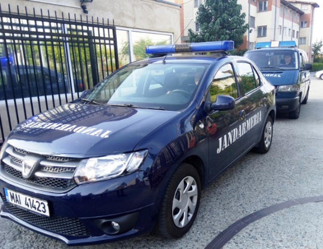 Reacţia Jandarmeriei după acuzaţiile primarului din Limanu. 'Jandarmii îşi fac unghiile cu bastoanele'