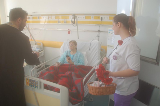 Pacientele din spitalele constănţene au primit mărţişoare şi prăjituri