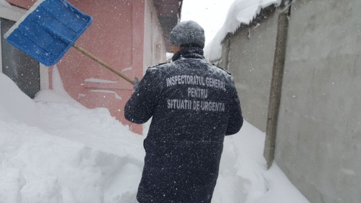 Pompierii ISU au ajutat 8 familii nevoiașe din Cernavodă cu deszăpezirea