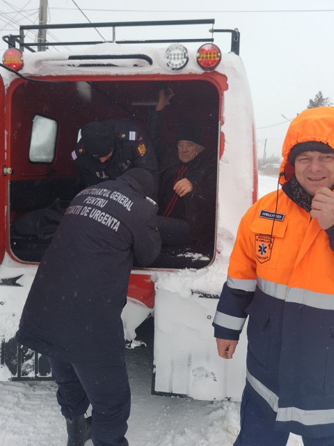 VIDEO. EROII DINTRE NĂMEȚII din Constanța! Pacient cu accident cerebral vascular, cărat de paramedic în spate!