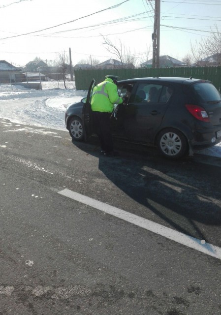 Șoferițele au fost oprite de polițiștii din Ciobanu! Au fost amendate cu... o floare