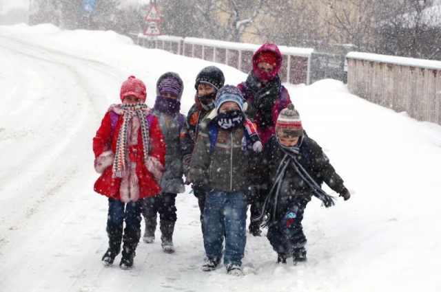 Când vor RECUPERA elevii săptămâna în care nu au făcut ore din cauza ninsorii abundente
