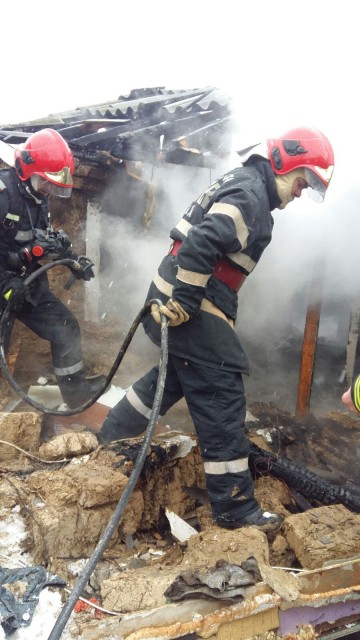 Incendiu la o casă din Lumina! O persoană, SCOASĂ din flăcări