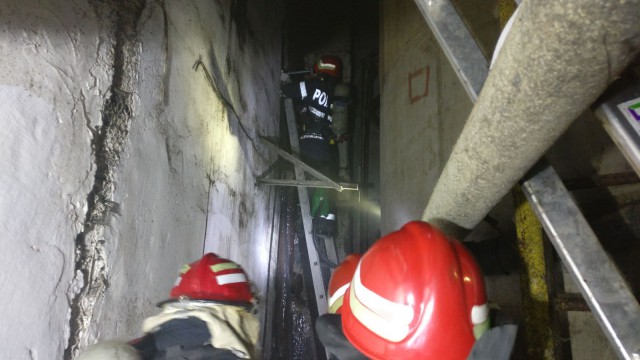 Izolația unei clădiri din Tulcea a luat foc