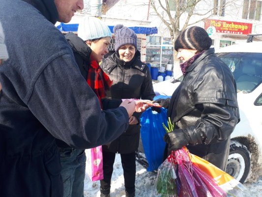 Mărțișoare și felicitări create și oferite de adulții cu dizabilități de la Centrul de Recuperare și Reabilitare Neuropsihiatrică Techirghiol