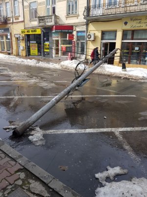 Un stâlp A CĂZUT pe stradă, în centrul Constanței
