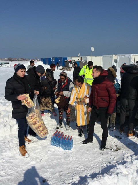 TSD a dus apă și alimente mai multor familii nevoiașe care trăiesc în containere în Eforie Sud