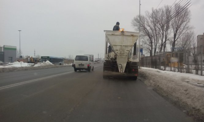 Primăria Constanța continuă să împrăștie material antiderapant în municipiu