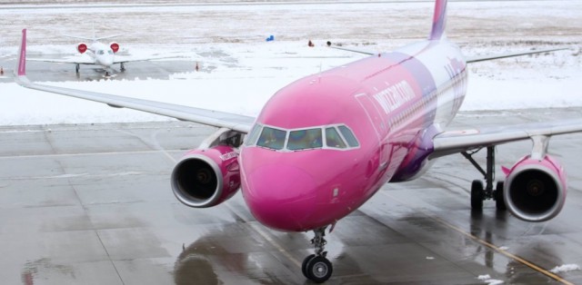 VIDEO. Pasagerii cursei care a fost anulată, transportaţi la Constanţa. Zborul Wizz Air, reprogramat pentru 1 martie. UPDATE!